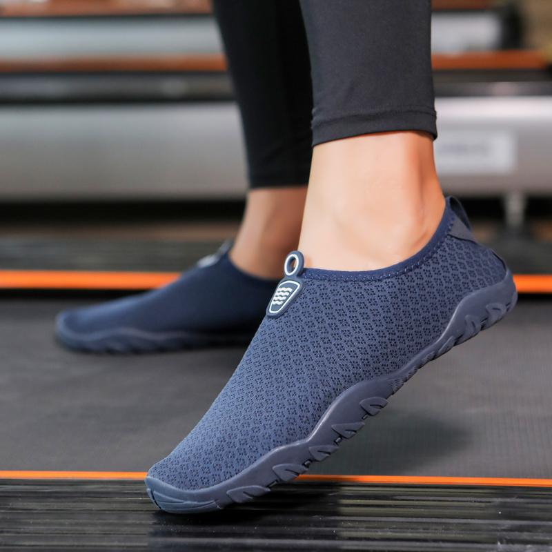 Heiß verkaufte Unisex-Wasserschuhe mit rutschfesten und atmungsaktiven weich besohlten Strandsandalen für Herren-Schwimmschuhe 36-46