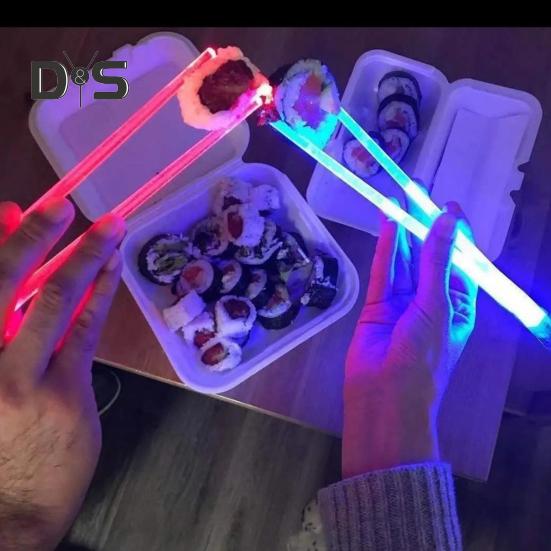 1 par LED lyssabel spisepinner Glødende lysende spisepinner for sushi nudler Glød i mørket spisepinner lyser opp festutstyr