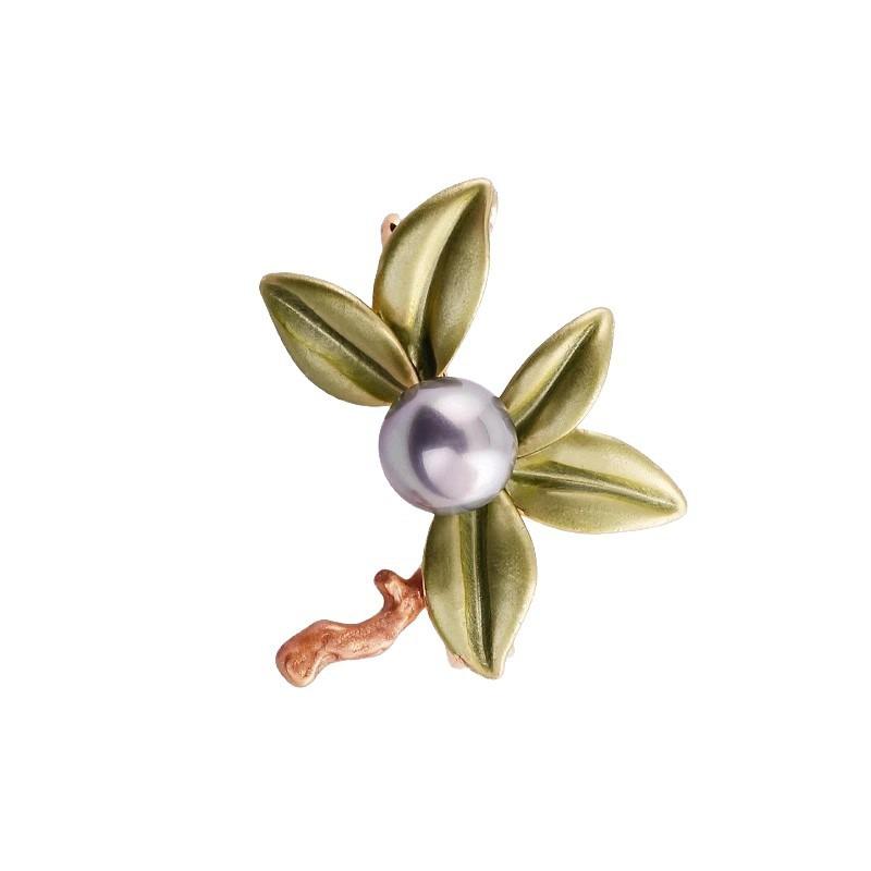 The Qingzhi Brooch Features A Refined and Elegant Enamel Leaf Brooch with A Unique Design Sense