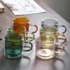 Doppelwandige Kaffeetasse aus Borosilikatglas mit vertikalen Streifen und farbigem Innenleben
