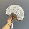 Weißer Spitzen-Handfächer Handgefertigter Muschelfächer Tragbarer Handkurbel-Fächer Zum Verschenken