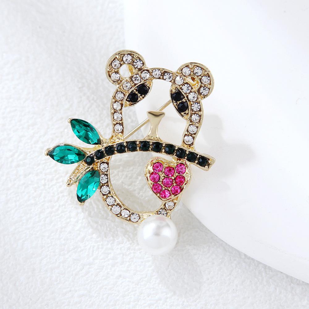 Fresh and Sweet Cartoon Love Heart Crystal Hollow Animal Panda Pearl Alloy Brooch Men and Women Gift Clothing Accessories Long-Lasting Color Brooch