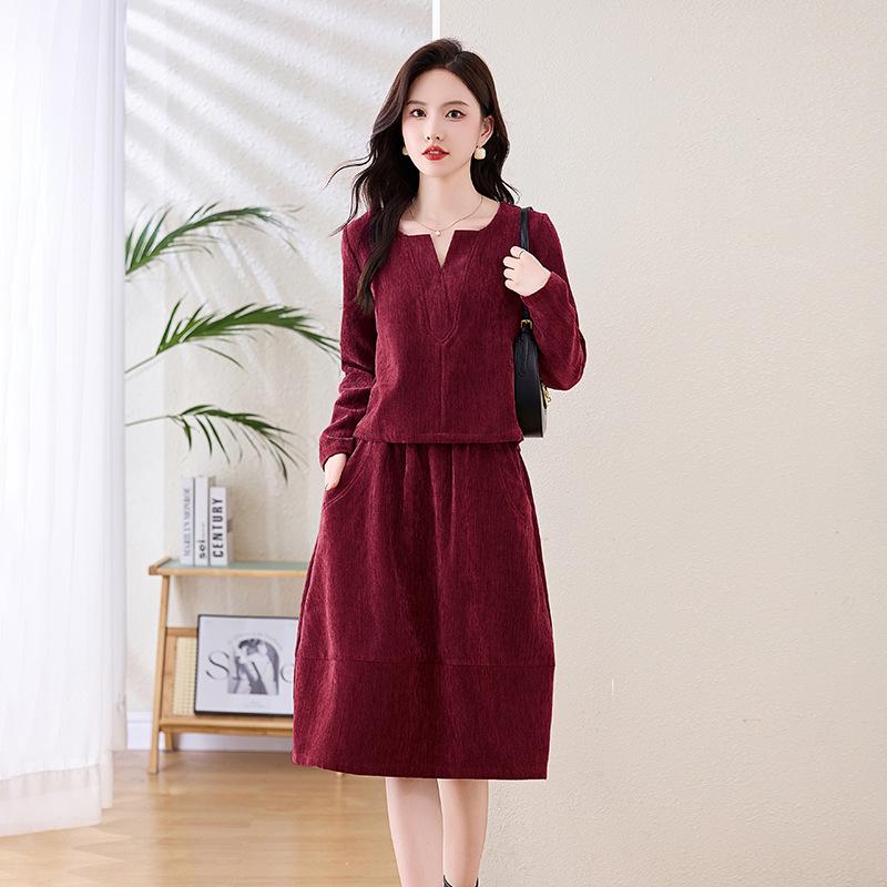 

Spring 2025 Women s V-neck Slimming Top & Skirt Set - ZY2503 L (54-59 kg)