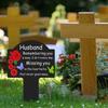 1pc Garden Memorial Stake for Mom/Dad/Brother/Mom and Dad/Husband/Wife and Other Relatives, Flower Butterfly Theme for Cemetery