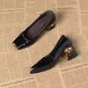 Neue Damen-Herbstschuhe mit Metallspitze, temperamentvolle flache Schuhe, Damen-Schuhe mit dünnem mittlerem Absatz, modische plissierte Damenschuhe