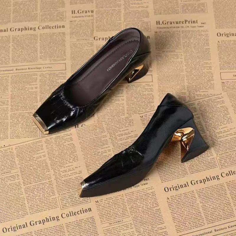 Neue Damen-Herbstschuhe mit Metallspitze, temperamentvolle flache Schuhe, Damen-Schuhe mit dünnem mittlerem Absatz, modische plissierte Damenschuhe