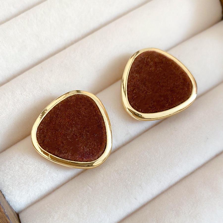 Треугольные серьги с серебряной иглой и флоком: Серьги-гвоздики в стиле ретро, легкая роскошь, осенне-зимние аксессуары, универсальные серьги высокого класса.