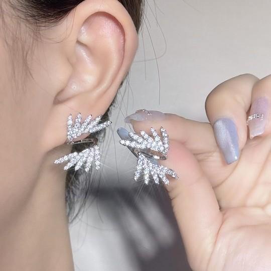 

Full of diamonds niche design angel wings stud earrings for women, a multi-wear earring, exquisite and simple super flash zircon earrings.