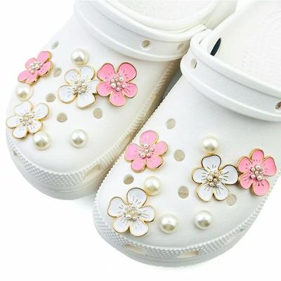 Juego de 16 Piezas de Charms para Zapatos Aleación Blanco Negro Flor de Cerezo Perlas Decoraciones para Zapatos Hebilla para Sandalias Zuecos Accesorios DIY Regalos