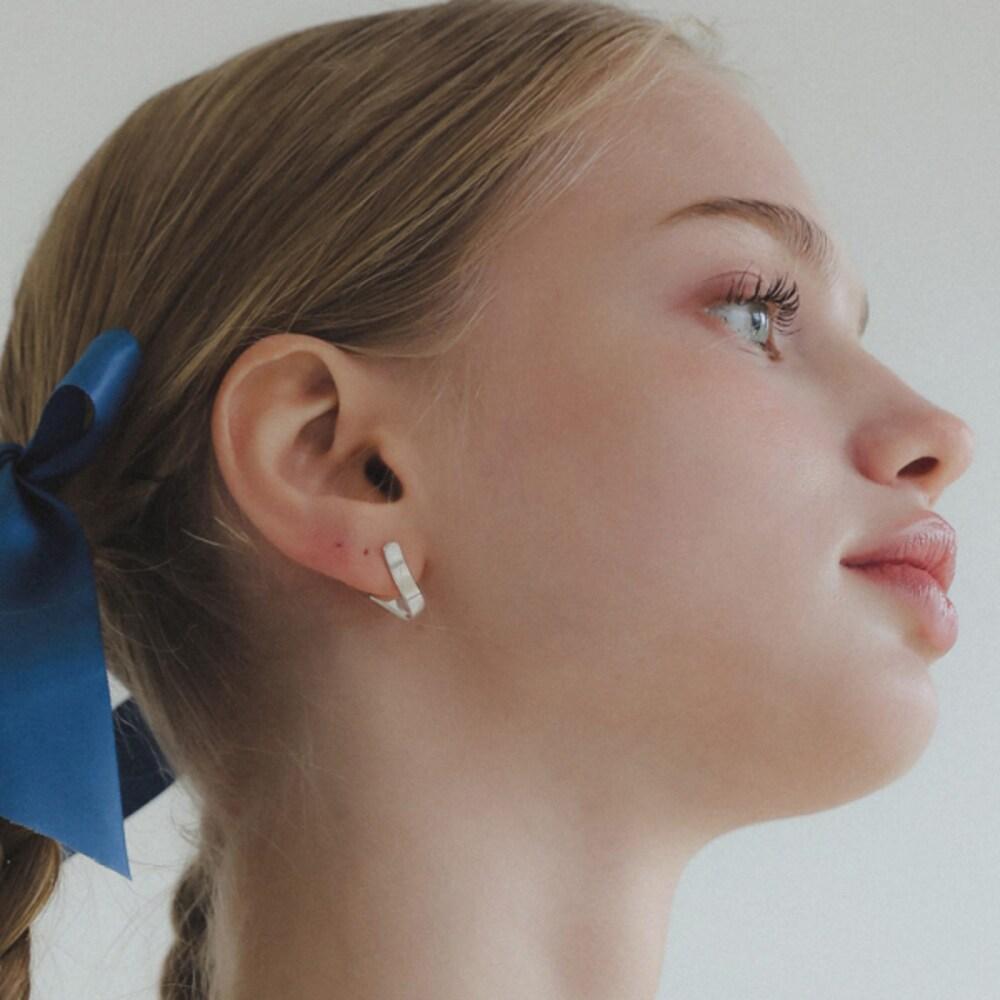 Jlauren Matte V-Line Silver Earrings M03921