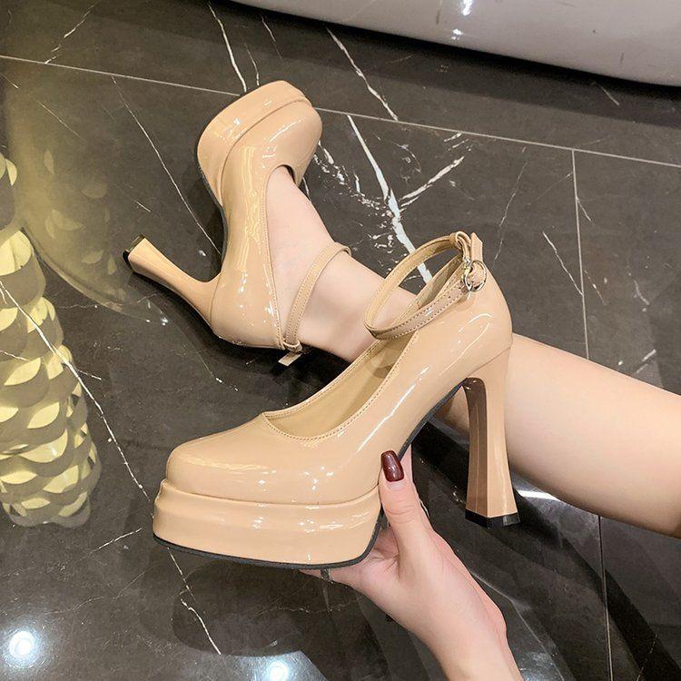 Nude wasserdichte Tisch High Heels Damen Koreanische Version neu sexy retro eckige Spitze Lackleder Ein-Wort-Schnalle leichter Mund dicker Absatz einzelne Schuhe