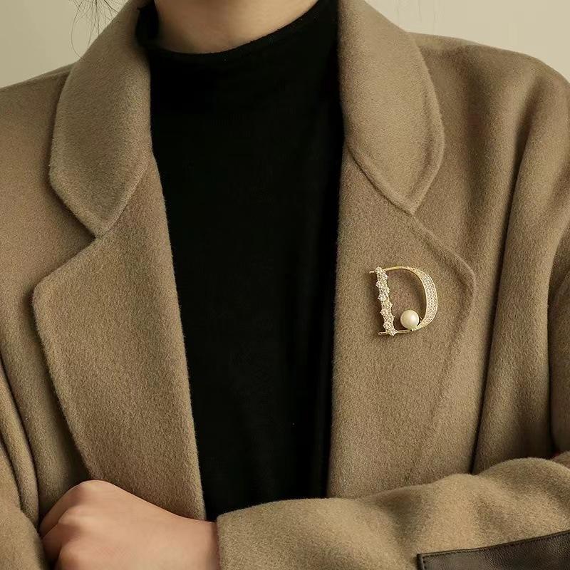 New Model Letter D Brooch - High-end, Exquisite, Simple Corsage with Anti-glare Silk Scarf Clasp and Pin.
