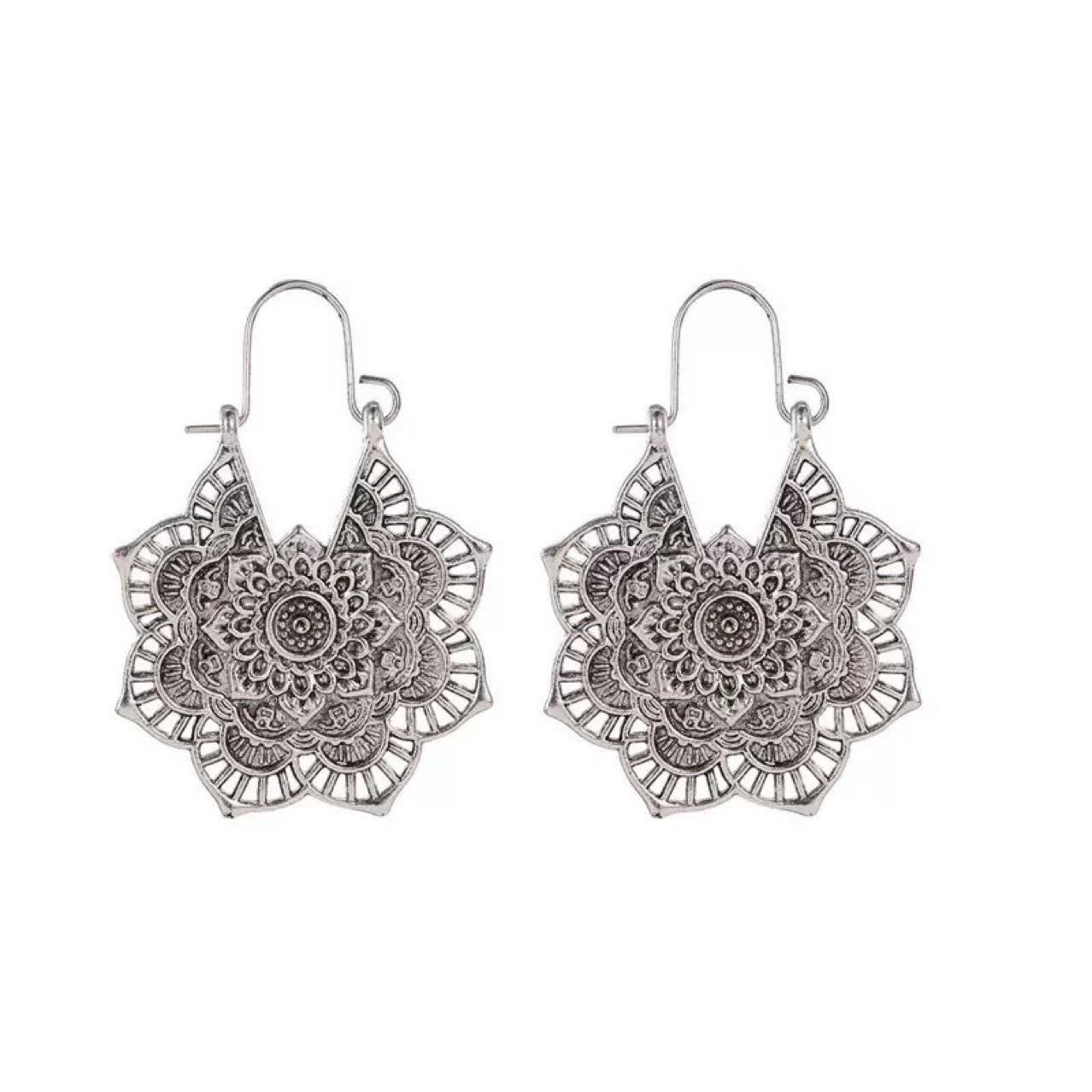 

Hollow flower earrings for ladies, vintage bohemian carved court earrings