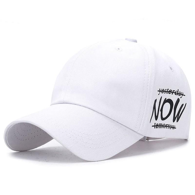Modna czapka baseballowa unisex w stylu koreańskim – haftowana, z daszkiem typu kaczuszka, do noszenia na co dzień i na zewnątrz.