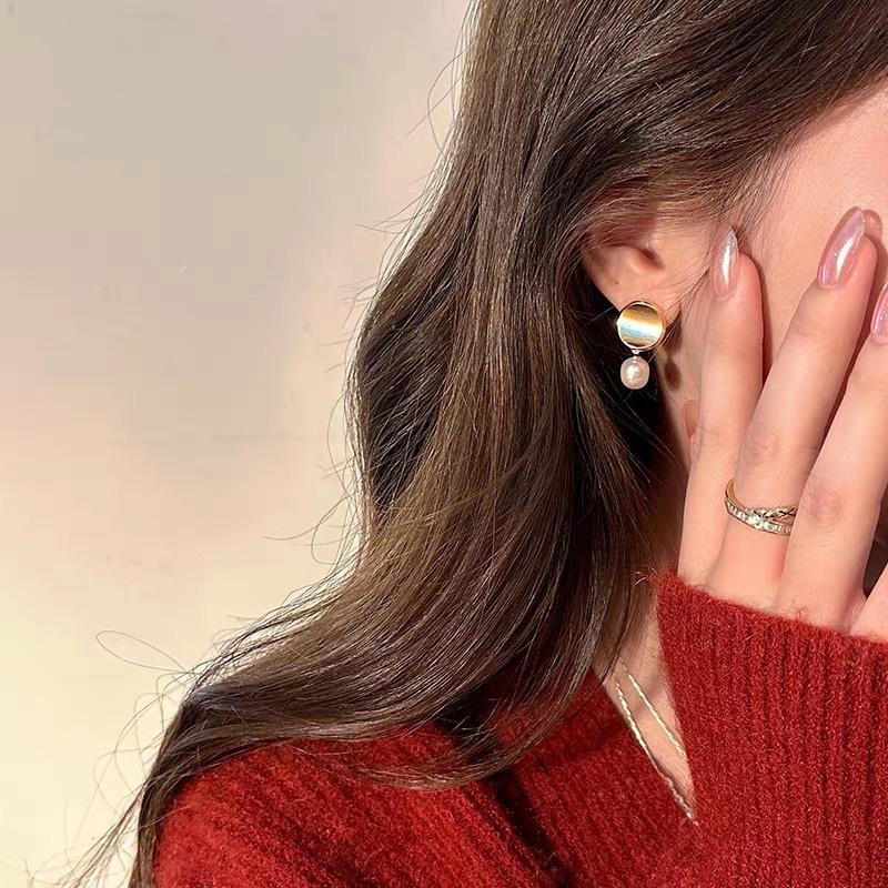 Stylish French Natural Freshwater Pearl Rice Beads Exquisite and Compact Daily Commuting Versatile Korean Version Silver Needle Stud Earrings