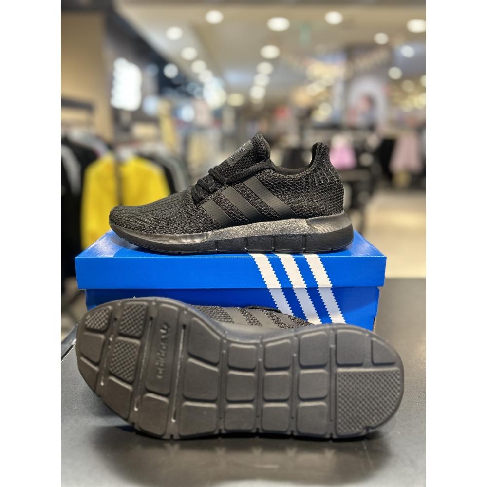 

Мужские кроссовки adidas Originals Swift Run черные AQ0863