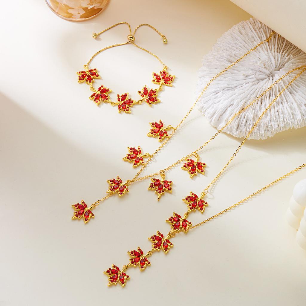 Automne et hiver collier feuille d'érable rouge femme design de niche haut de gamme mode de luxe léger polyvalent chaîne pull nouvel an