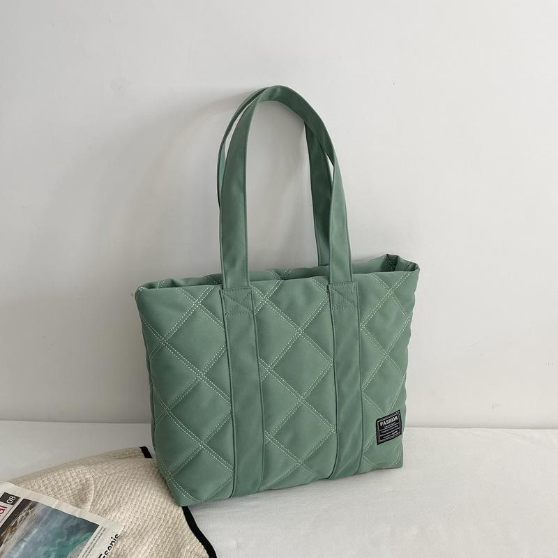 

2024 Trendy Solid Color Large Quilted Shoulder Bag for Women - Simple Oxford Cloth Design зелёный