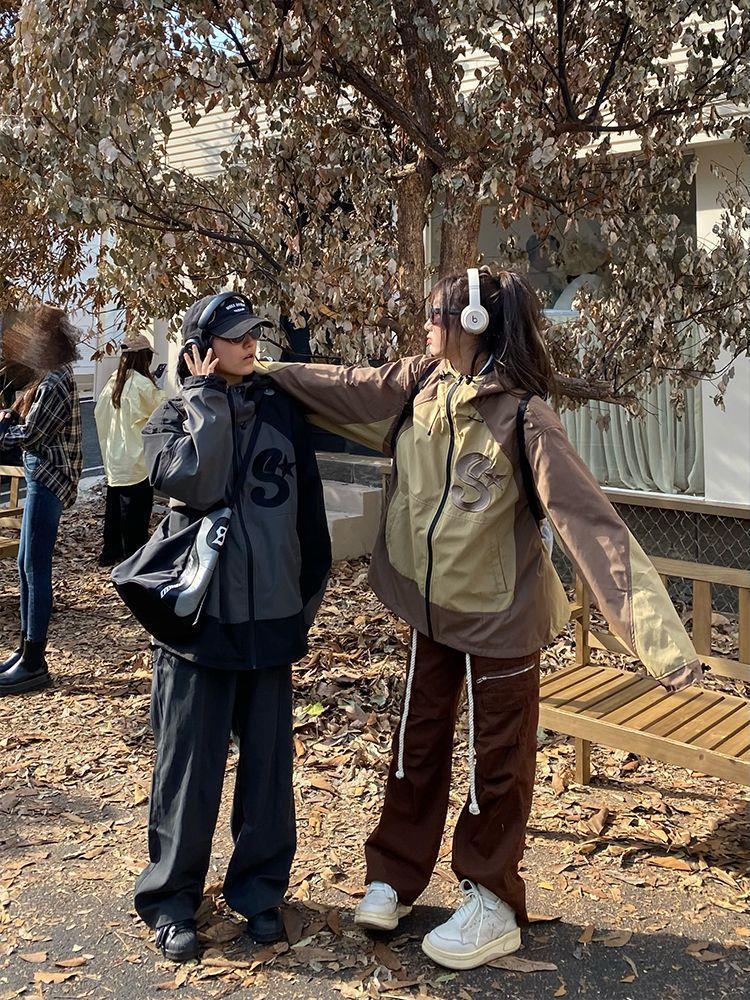 Unisexová trendy větrovka s kapucí v kontrastních barvách - Ležérní a volný střih podzimní bunda