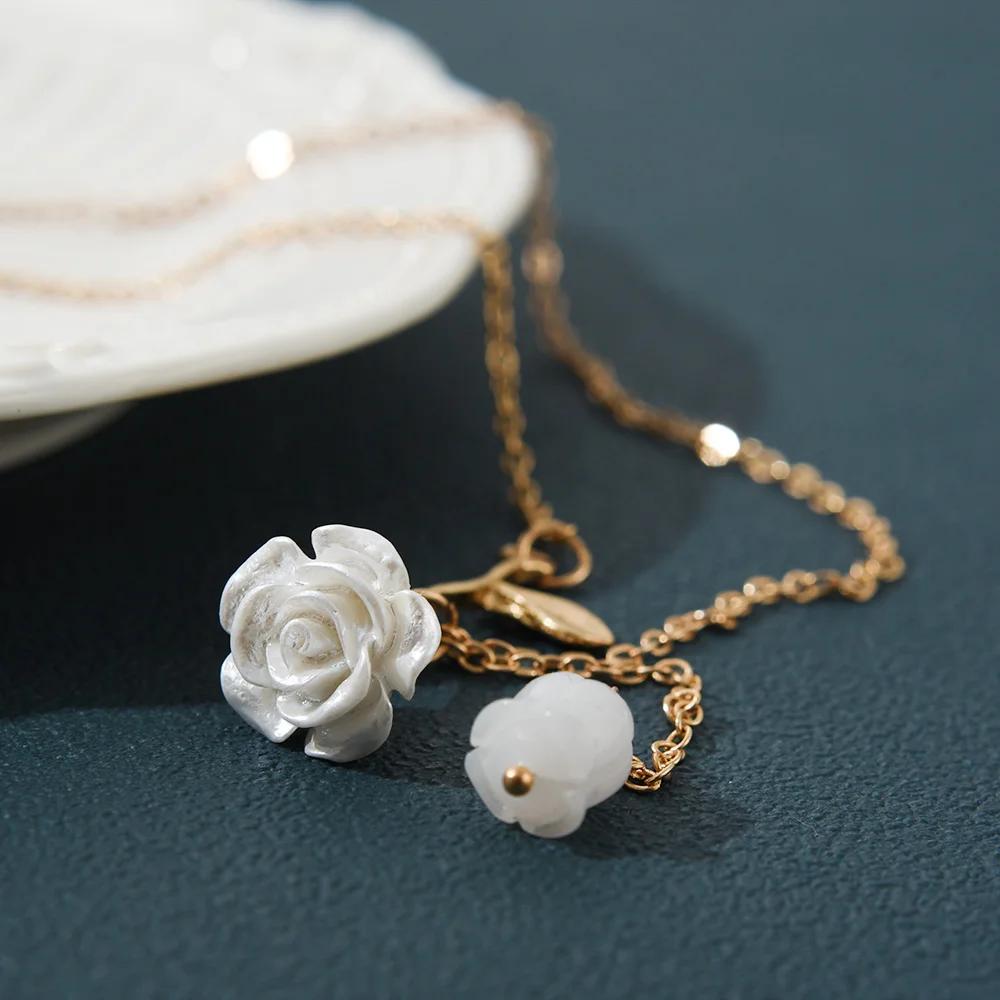 

Retro Camellia Flower Necklace Women Vintage Elegant Golden Flower Pendant Alloy Necklace Neck Decorative Light Metal Jewelry