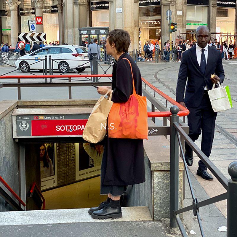 

Замечена оригинальная холщовая сумка Дэвида Боуи возле музея V&A в Лондоне, Великобритания In Stock genuine goods