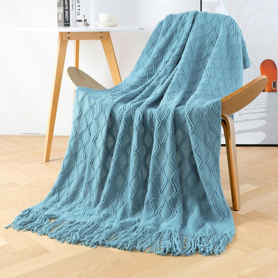 

Orange knitted throw blanket for model homes, suitable for use as a sofa or bed throw, for furniture stores and home showrooms as a soft decoration 127*152+10cm 520g синий