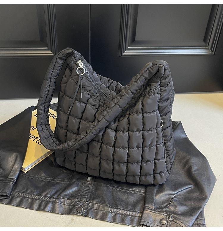 Korean version of pleated bubble cloud bag women's 2025 autumn new large-capacity messenger bag versatile shoulder tote bag