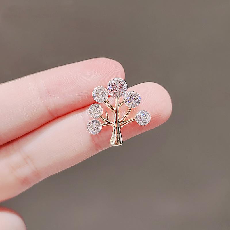 Elegant Cartoon Brooch: Women's High-End Cute Corsage Pin