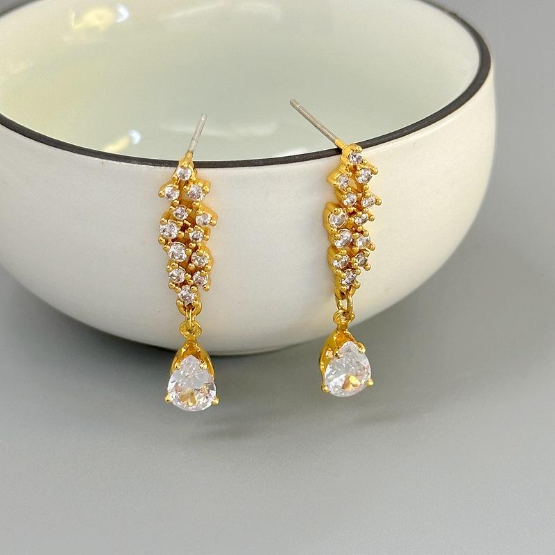 

Simple Light Luxury Design Water Drop Fringed Stud Earrings High-End Temperament Earrings золотой