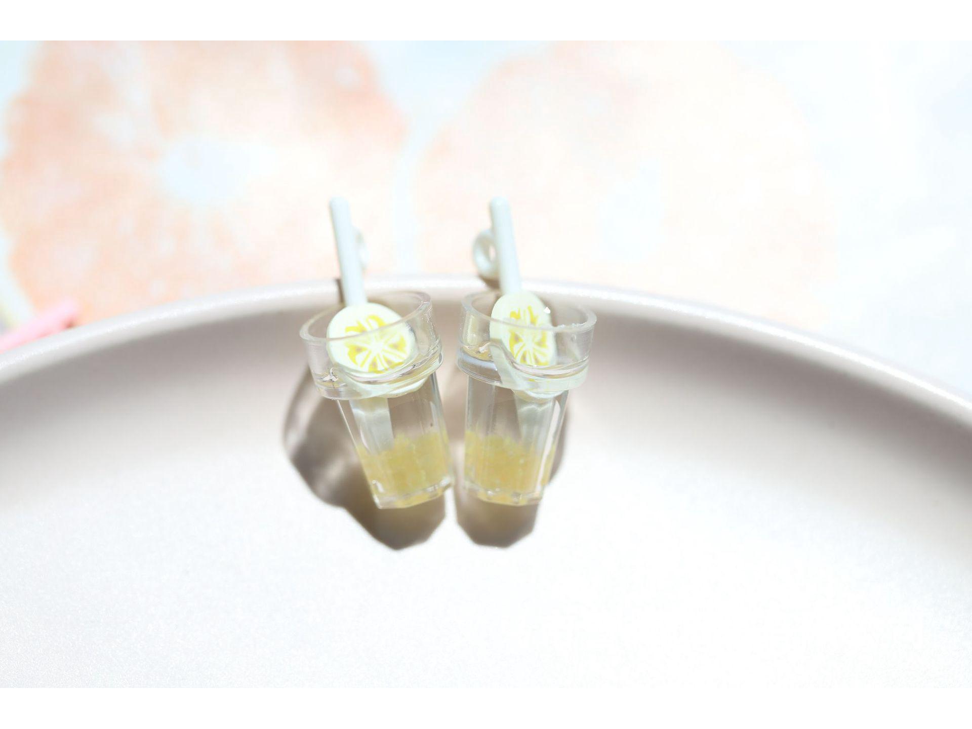 

Светящийся 3D брелок в виде бутылки с напитком в виде кусочка фрукта и серьги-подвески 1.2cm x 2.5cm