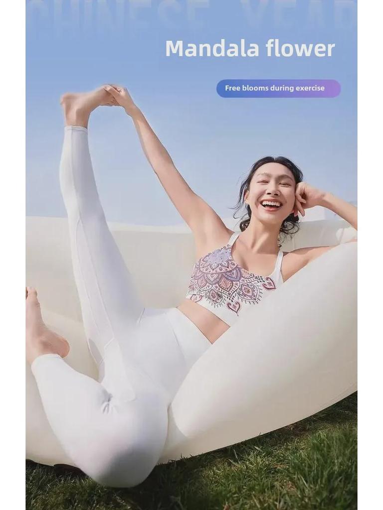 Conjunto de sujetador deportivo y pantalones de fitness con chaleco de yoga y flor de mandala