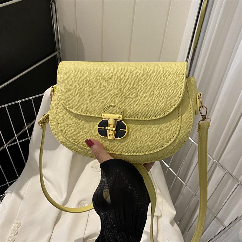 

Сумка-седло Temperament, однотонная, 2024, новая осенняя женская сумка с текстурой, модная и популярная, персонализированная сумка-мессенджер на одно плечо с замком жёлтый