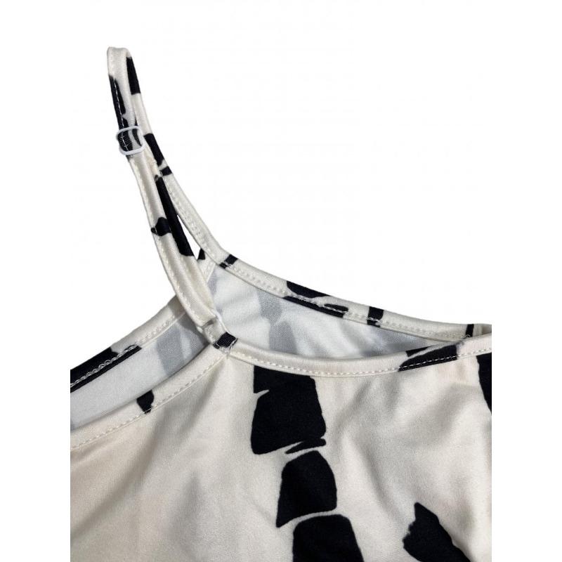 Ein sexy bedrucktes Neckholder-Kleid für Damen Ein gerafftes Kleid im Urlaubsstil