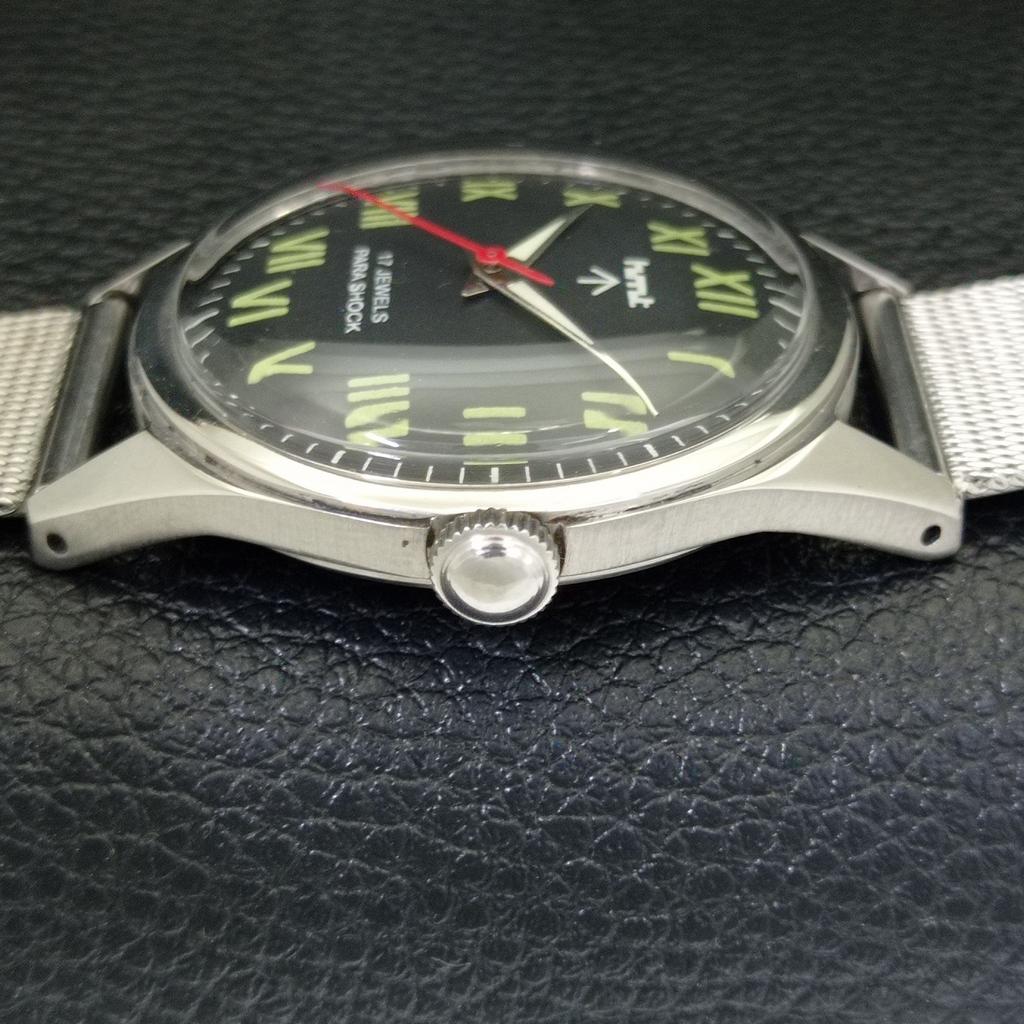 VINTAGE HMT HANDAUFZUG INDISCHE HERREN RÖMISCHE ZIFFERN SCHWARZES ZIFFERBLATT UHR a702846-1