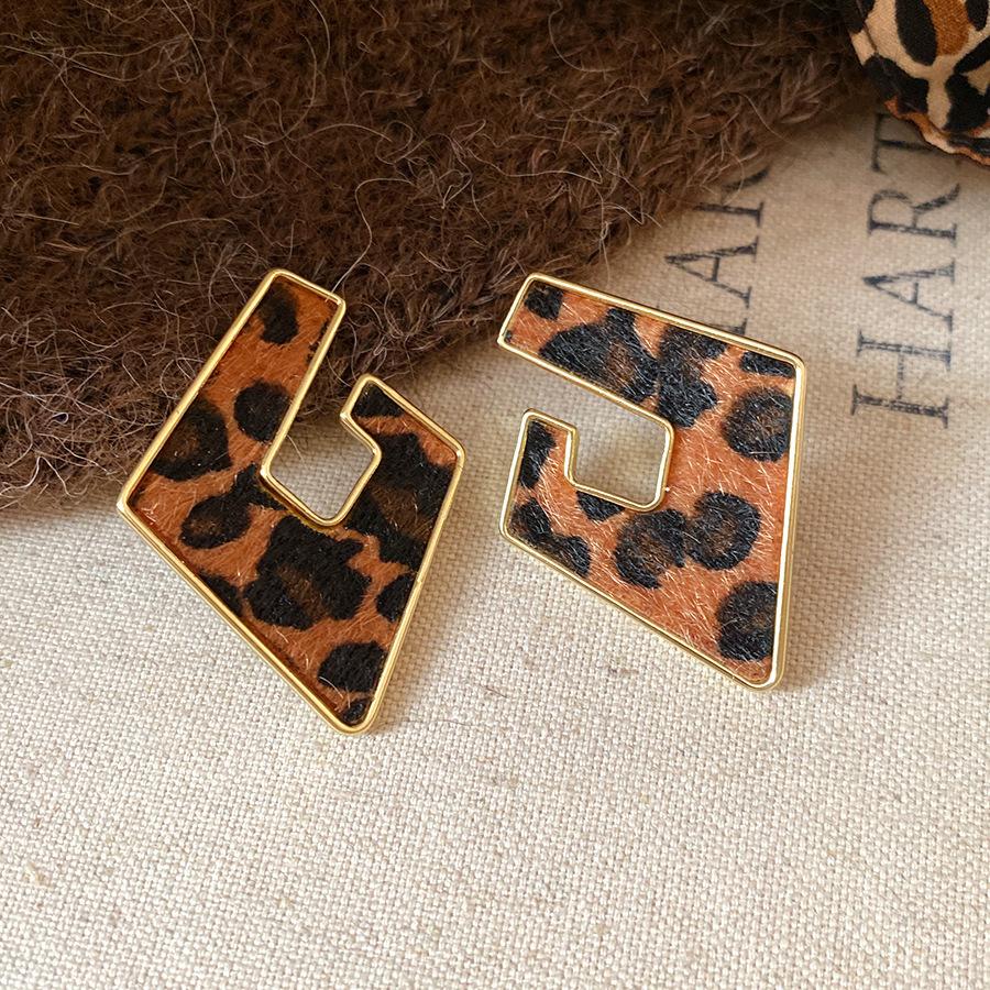 Silver Needle Autumn and Winter Retro Love Fan-shaped Leopard Print Earrings Light Luxury High-end Stud Earrings Niche Maillard Earrings
