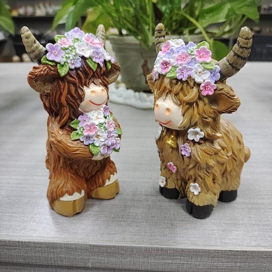 2 Pcs Highland Cow Figurine with Flowers Small Resin Highland Cow Statue Spring Farmhouse Scottish Cattle Sculpture for Home Tiered Tray Table Decor