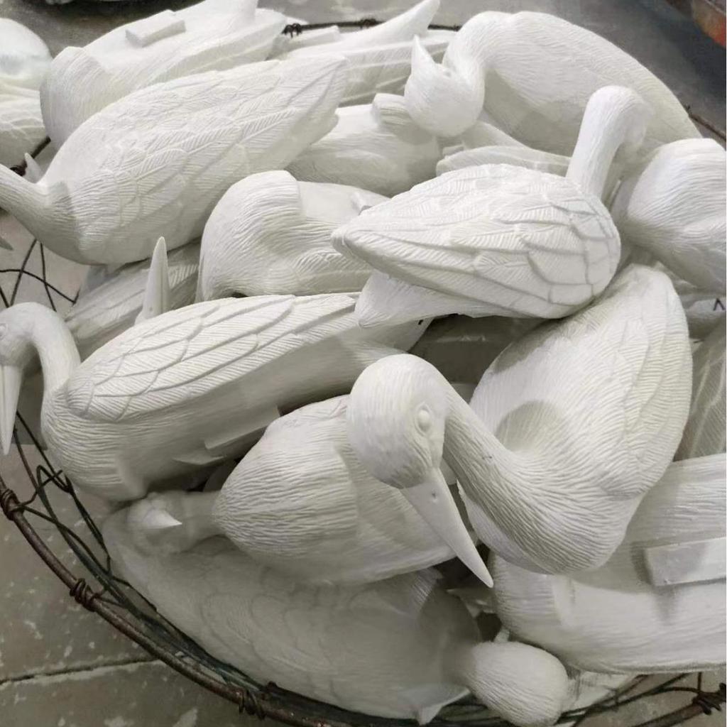 Abnehmbares Kleines Weißes Kranich-Modell mit Eisendrahtfüßen zur Hofdekoration