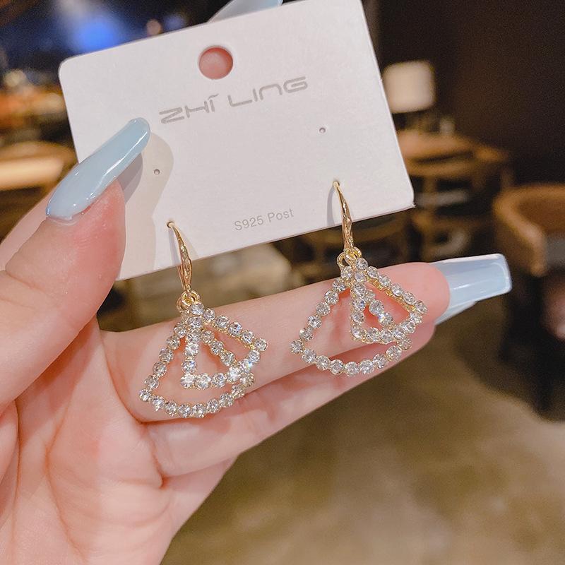 Light luxury high-end sense gold long fringed temperament earrings fashionable atmosphere versatile stud earrings personalized daily earrings