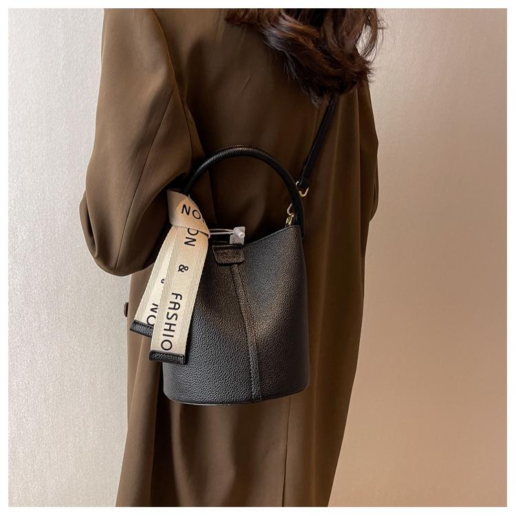 Bucket Bag Fashion Women's Bag Versatile Contrasting Color Trend Large-capacity Handbag Bag Women's Genderless Wind Oblique Straddle Bag