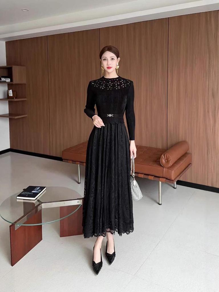 Velvet Plus Size Long Dress with Hollow Lace – Elegant, Slimming, and European-American Style