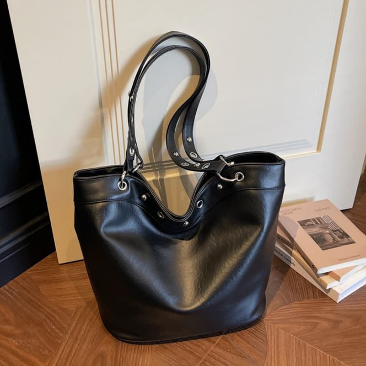 Rivet Decorative Large-capacity Bucket Bag Women's Shoulder Bag
