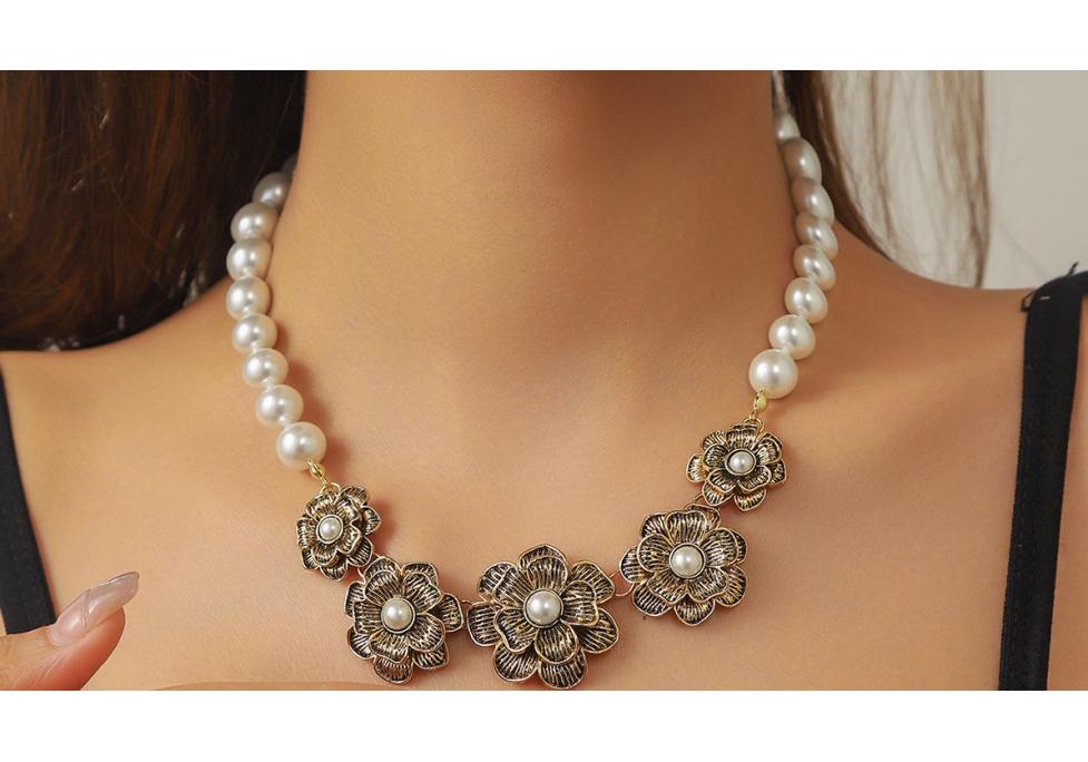 Retro Flower Shape Earrings & Collarbone Chain Set - Light Luxury Vintage Jewelry
