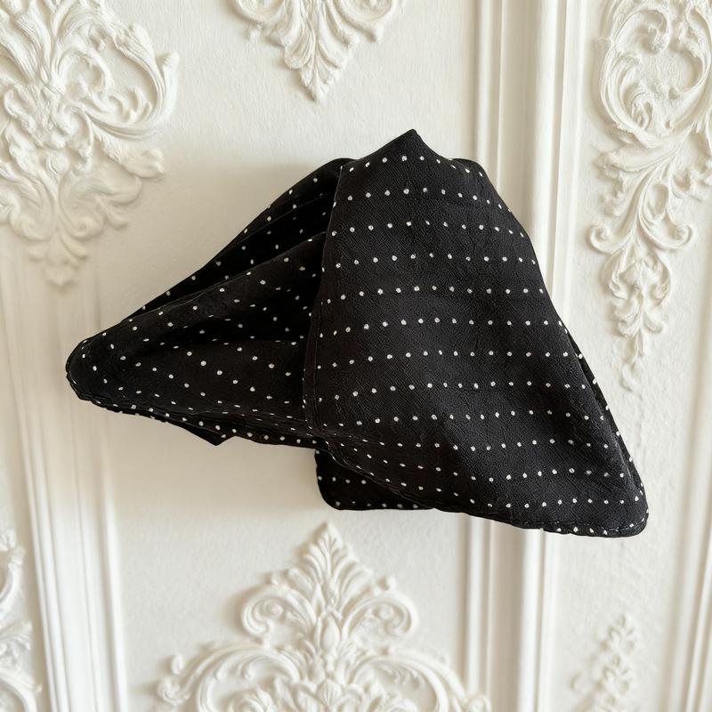 Hepburn Style Polka Dot French Hair Claw Clip - Elegant Triangle Design for Half-Up Buns чёрный
