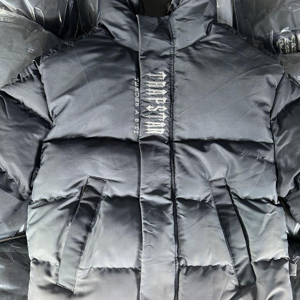 Trapstar Vyšívaná Americká Bavlněná Bunda s Kapucí a Stojáčkem - Nový Trendy Zimní Styl