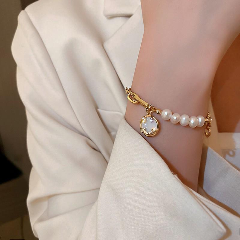 High-End Freshwater Pearl & Shell Bracelet for Women - Trendy Niche Design, Perfect for Besties & Students.