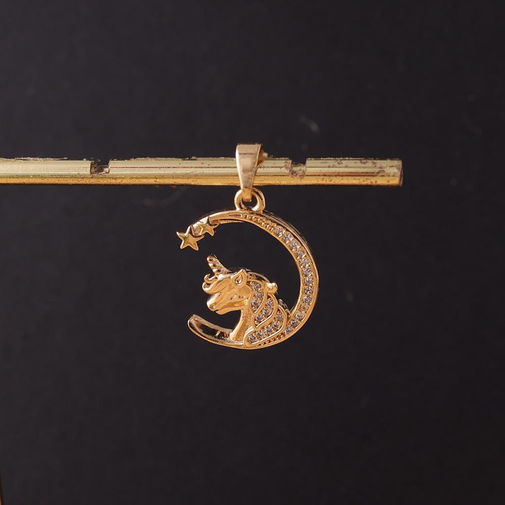 Подвеска-единорог на луне со стразами: Двухцветный золотой и серебряный сказочный ювелирный аксессуар