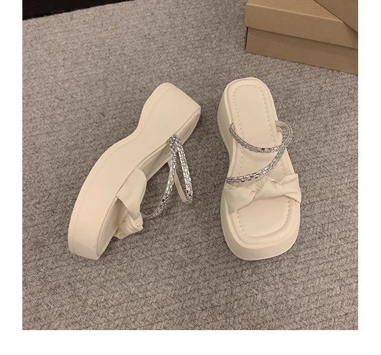 Fairy Style Beautiful Slippers Women's Summer Wear 2025 New French Temperament Rhinestone Thick-bottomed Beach Cool Slippers