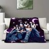 1 szt. Flanelowy Koc Katseye K-Pop, Miękki Koc z Nadrukiem 2D, Na Wszystkie Pory Roku, Prezent dla Fana do Sypialni, Salonu i Niezbędny na Kemping