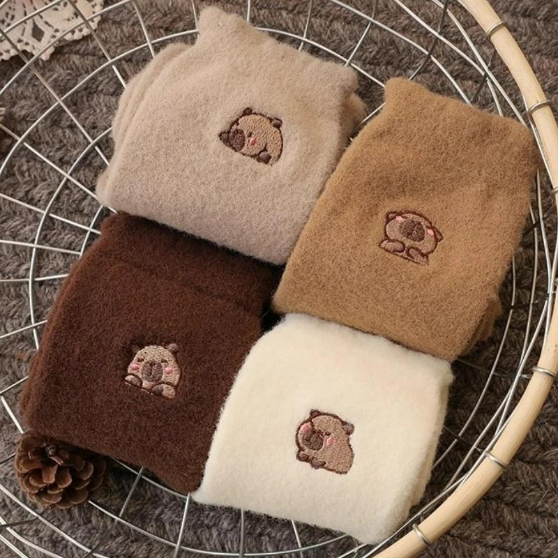 Damen Winter Thermosocken Nerzsocken Cartoon Capybara Aufdruck Weich Warm Fleece Bequem Plüschsocken Kawaii Schlafboden Mittelschaftsocken