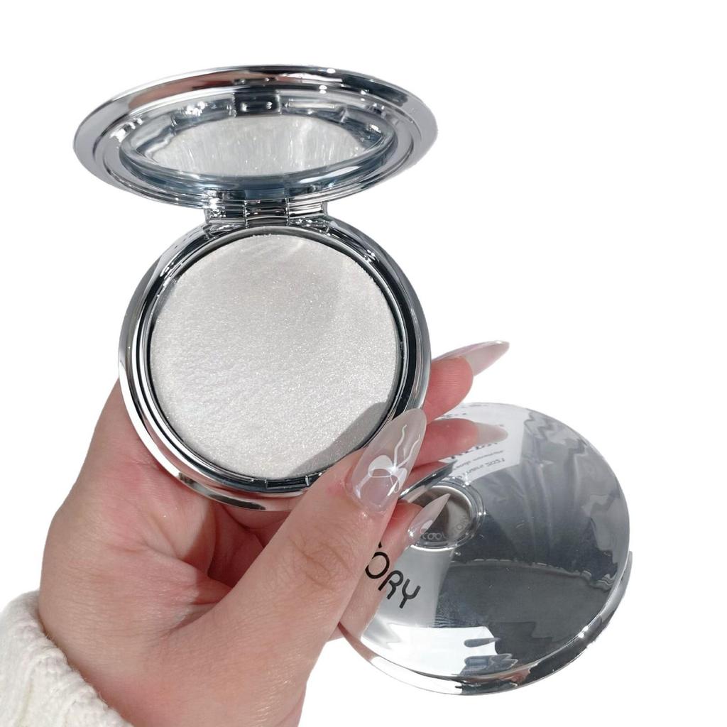 Galaxy Glow Highlighter: Single Shade Shimmer Cream for a Radiant, Long-Lasting Sparkle